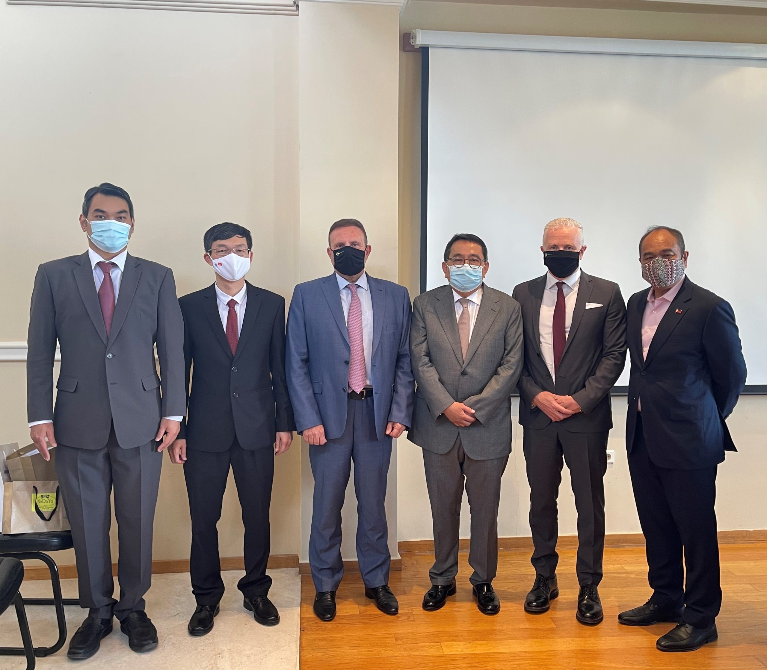 Visit by a delegation from the Association of ASEAN Committee in Athens (ACAT) at ThPA S.A.